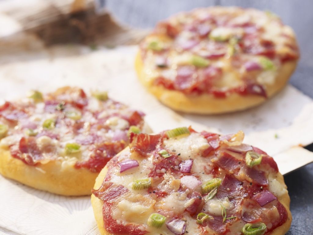 Mini Pizza Rounds with Toppings recipe | Eat Smarter USA