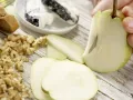 Mixed Salad with Pears and Walnuts preparation step 3 Mixed Salad with Pears and Walnuts preparation step 3