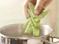 Snow Pea Salad with Papaya preparation step 2 Snow Pea Salad with Papaya preparation step 2