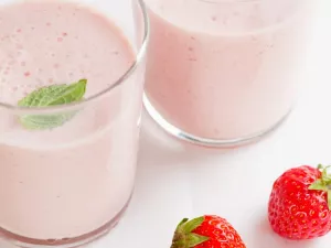 Berry Breakfast Drinks with Mint Berry Breakfast Drinks with Mint