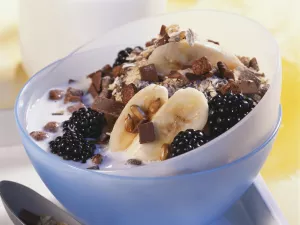 Chocolate Cereal with Blackberries and Banana