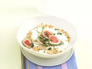 Muesli with Figs and Pistachios