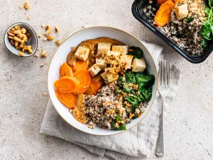 Quinoa bowl with tofu, spinach and carrots Quinoa bowl with tofu, spinach and carrots