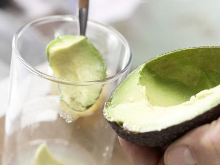 Apple and Avocado Smoothie preparation step 2 Apple and Avocado Smoothie preparation step 2