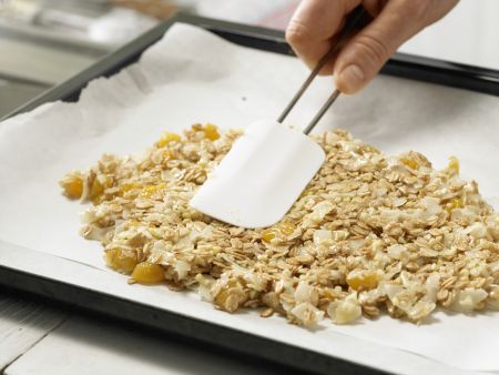 Apricot-Coconut Bars preparation step 5 Apricot-Coconut Bars preparation step 5