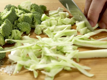 Chicken and Broccoli Stir-Fry preparation step 1 Chicken and Broccoli Stir-Fry preparation step 1