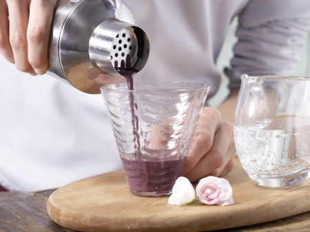 Elderberry Spritzer preparation step 2 Elderberry Spritzer preparation step 2