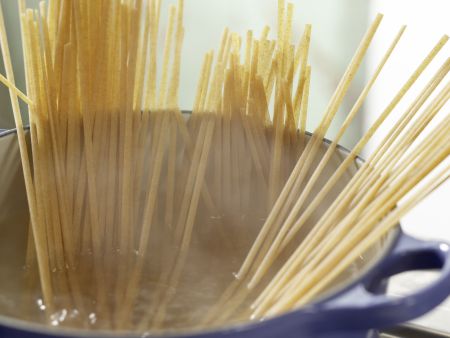 Linguine with Creamy Herb Sauce preparation step 4 Linguine with Creamy Herb Sauce preparation step 4