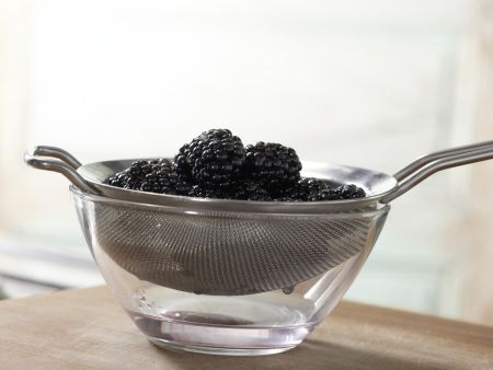 Meringue Muffins with Blackberries preparation step 1 Meringue Muffins with Blackberries preparation step 1