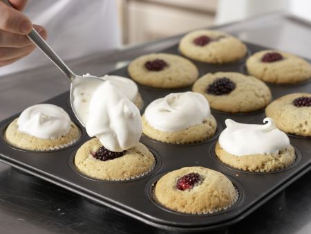 Meringue Muffins with Blackberries preparation step 8 Meringue Muffins with Blackberries preparation step 8