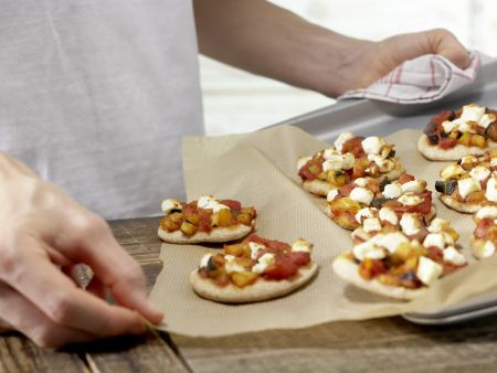 Mini Pizzas with Peppers preparation step 10 Mini Pizzas with Peppers preparation step 10
