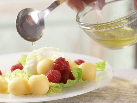 Mozzarella and Melon Salad preparation step 6 Mozzarella and Melon Salad preparation step 6