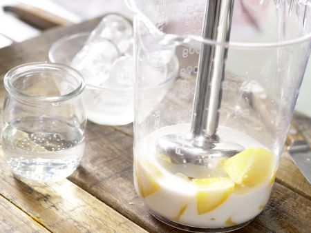 Peach-Yogurt Smoothie preparation step 2 Peach-Yogurt Smoothie preparation step 2