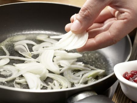 Pickled Herring on Apple and Onion preparation step 2 Pickled Herring on Apple and Onion preparation step 2