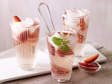Erdbeerbowle mit Ingwer-Eiswürfeln Erdbeerbowle mit Ingwer-Eiswürfeln