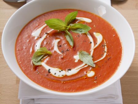 Tomatensuppe mit Creme Fraiche und Basilikum Tomatensuppe mit Creme Fraiche und Basilikum