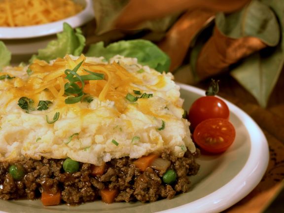 Minced meat and vegetable pie with cheesy mash topping Minced meat and vegetable pie with cheesy mash topping