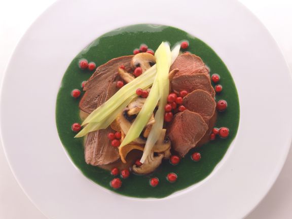 Venison with Mushrooms and Spinach and Leek Sauce Venison with Mushrooms and Spinach and Leek Sauce